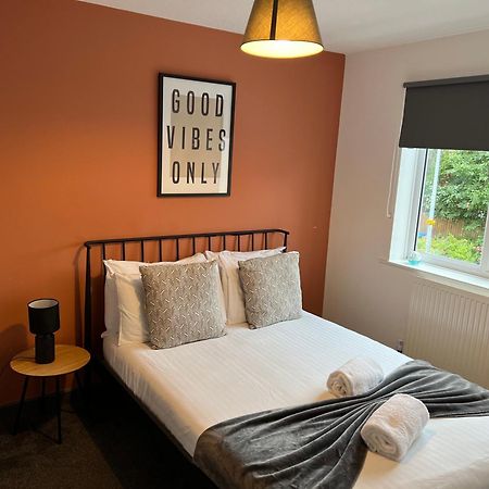 3 Bedroom House With Parking Manchester Exterior photo