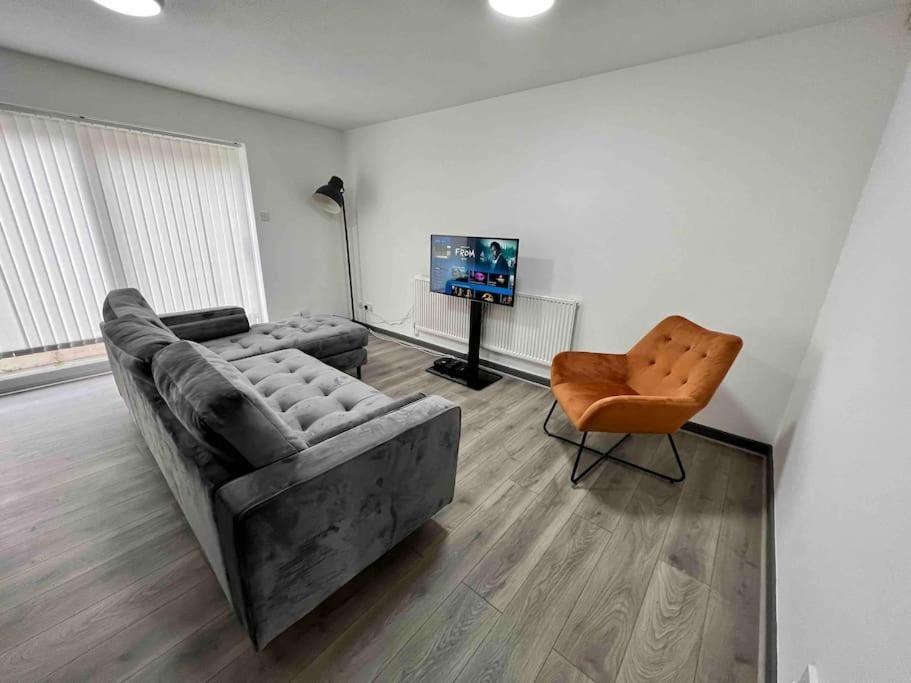3 Bedroom House With Parking Manchester Exterior photo