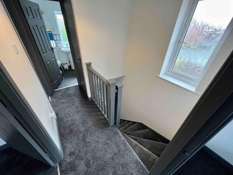 3 Bedroom House With Parking Manchester Exterior photo